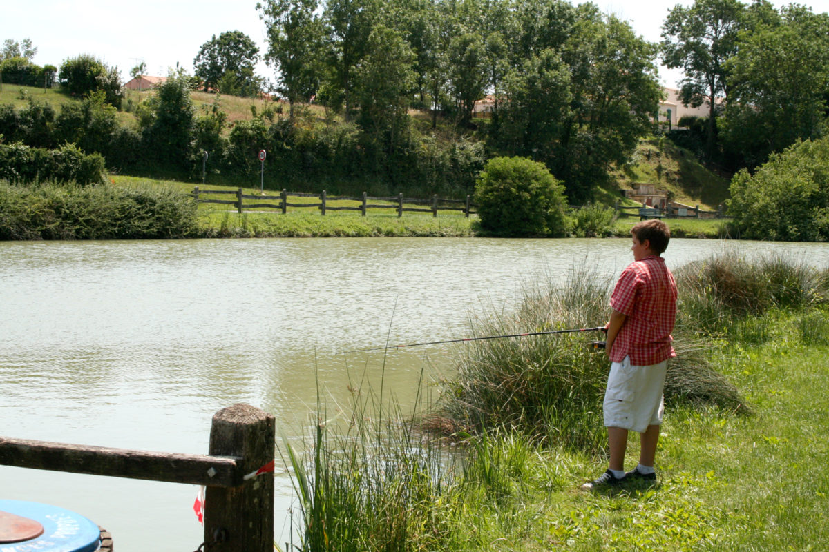 La pêche à la ligne se pratique en étang, en rivière et dans le canaux