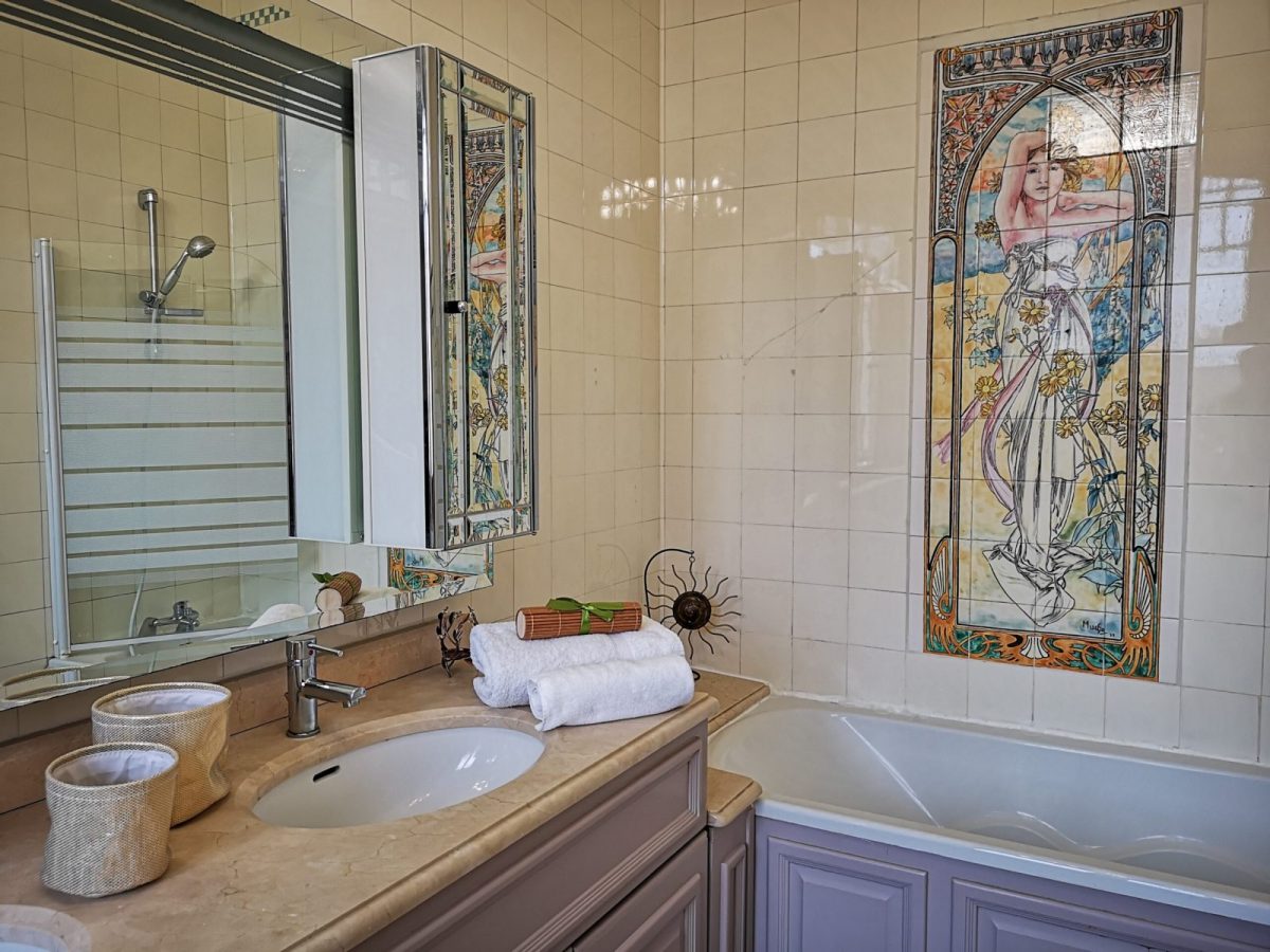 CHAMBRE D’HÔTES LA VILLA DES ROSES – Luçon  Salle de bain « Art Nouveau »