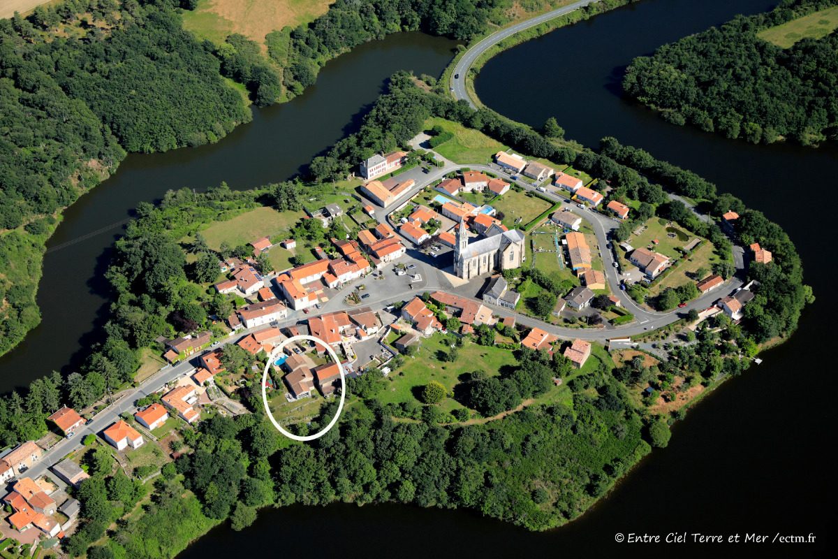 La Métairie de Fond-Guibert_Chateau Guibert_Le gite dans le village