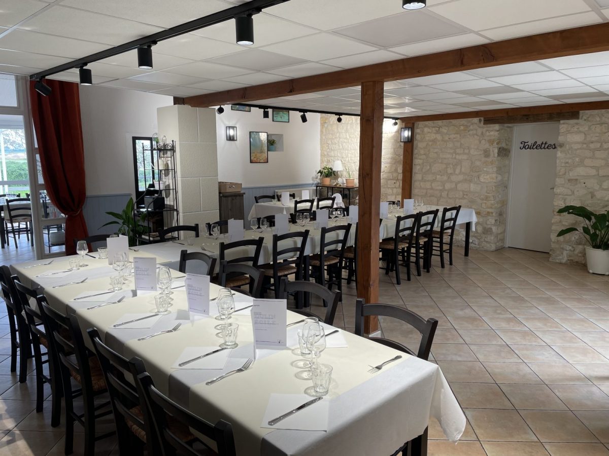 Le Moulin Cécile-Chasnais-Table de banquet