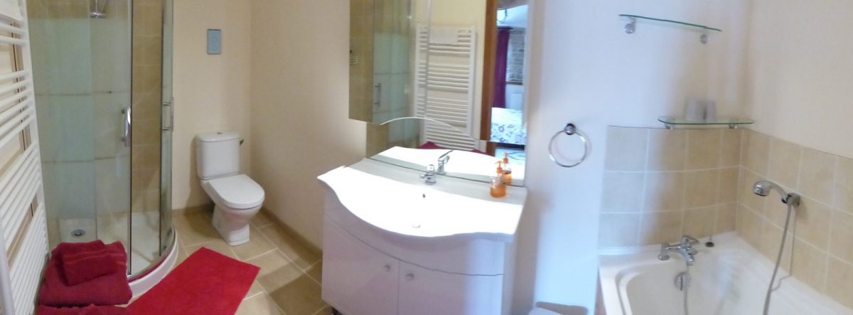 CHAMBRES D’HÔTES AU CLAIR DU SOLEIL – SAINT-JUIRE Salle de bain chambre rouge
