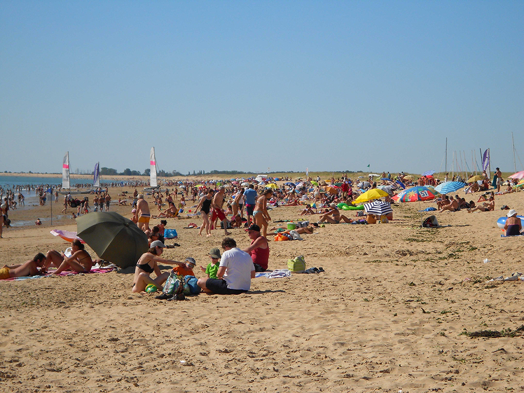 GRAND PLAGE-L’AIGUILLON-LA-PRESQU’ILE-vue plage avec vacanciers