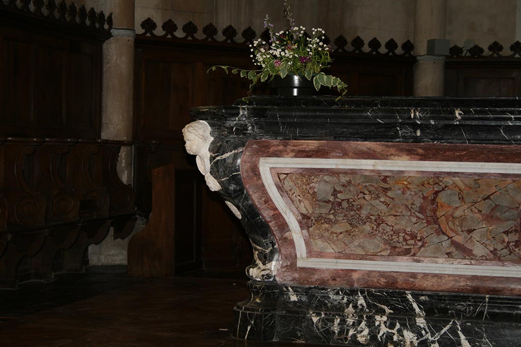 ÉGLISE SAINT MICHEL – Saint-Michel-en-l’Herm, autel en marbre