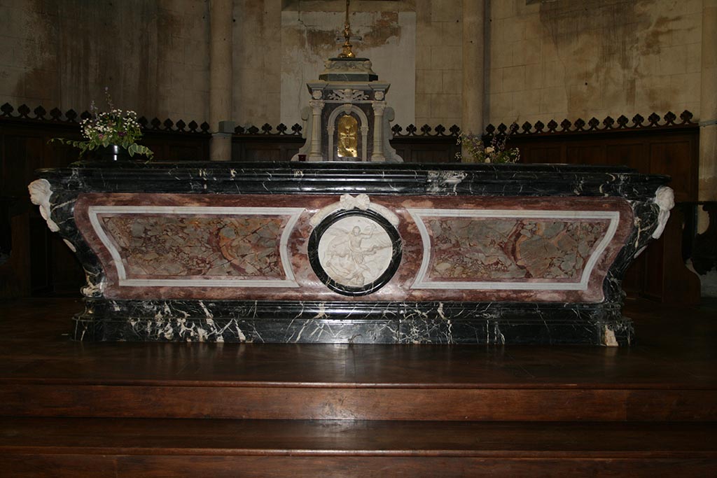 ÉGLISE SAINT MICHEL – Saint-Michel-en-l’Herm, autel en marbre polychrome, classé