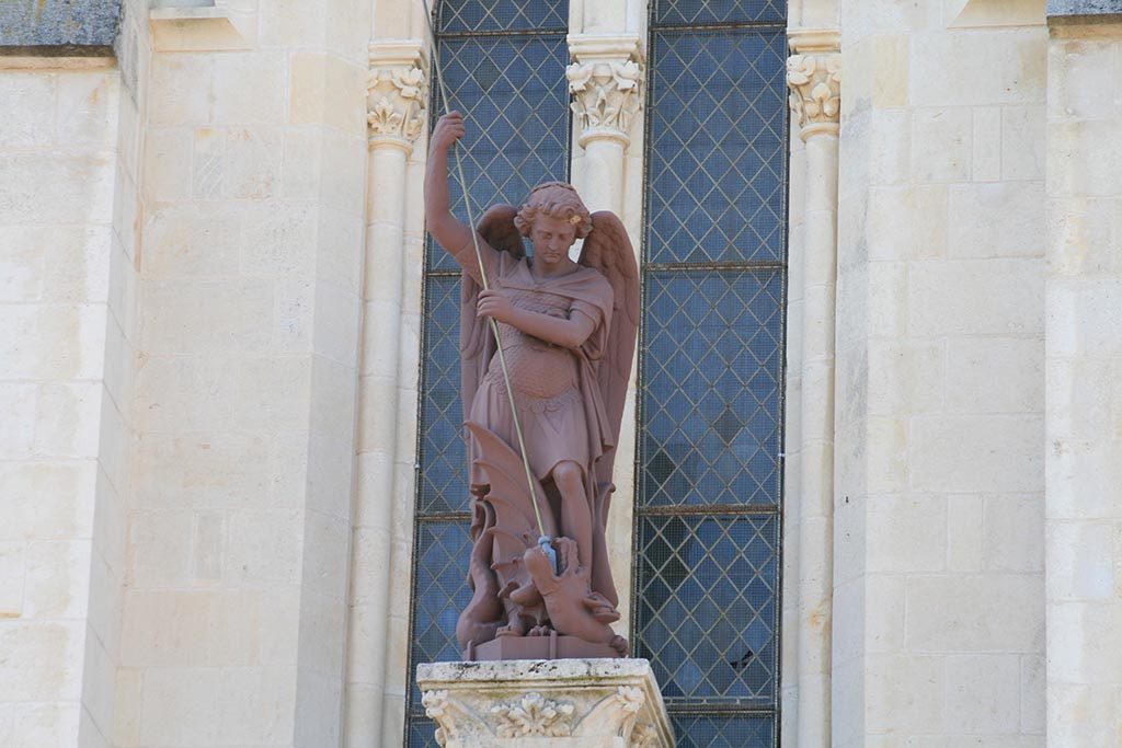 ÉGLISE SAINT MICHEL – Saint-Michel-en-l’Herm, St Michel terrassant le dragon